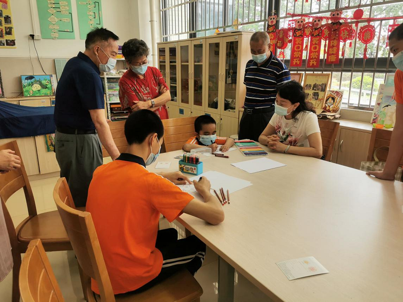 关工委成员慰问市福利院探访困境儿童2.png