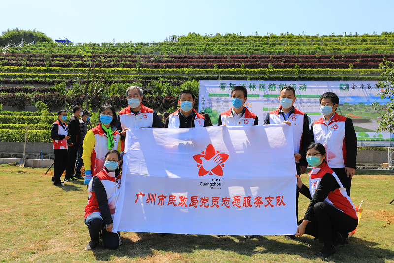 51吃瓜网-91吃瓜网
党员志愿者积极参与义务植树活动.png